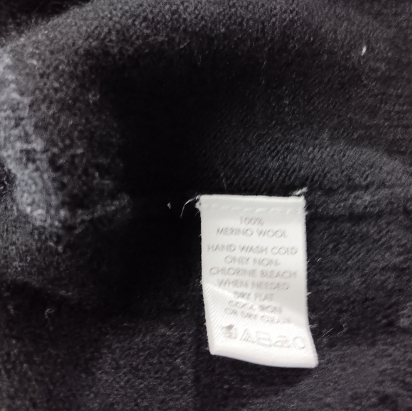 Calvin Klien v neck 💯 Extra Fine Merino wool Ladies Sweater.  Size L - Picture 7 of 8